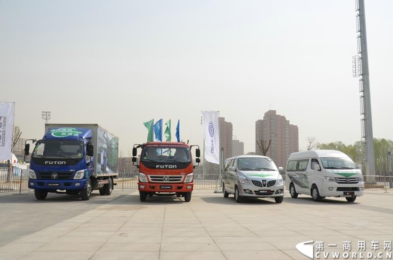 3月29日，由中国汽车联合会主办、江苏省汽车摩托车运动联合会承办的“图雅诺杯”-2015（第七届）福田奥铃中国勒芒轻卡耐力赛，在北京五棵松体育场隆重启动，这是原福田奥铃事业本部与原福田商务汽车事业本部整合为福田轻型商用车事业本部（LCV）之后的第一次集中亮相，也是中国轻卡第一赛事的再度续写。图为福田轻型商用车家族部分产品