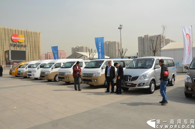 3月29日，由中国汽车联合会主办、江苏省汽车摩托车运动联合会承办的“图雅诺杯”-2015（第七届）福田奥铃中国勒芒轻卡耐力赛，在北京五棵松体育场隆重启动，这是原福田奥铃事业本部与原福田商务汽车事业本部整合为福田轻型商用车事业本部（LCV）之后的第一次集中亮相，也是中国轻卡第一赛事的再度续写。图为福田蒙派克和福田G7 