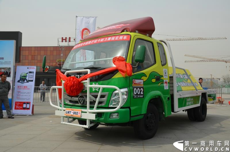 3月29日，由中国汽车联合会主办、江苏省汽车摩托车运动联合会承办的“图雅诺杯”-2015（第七届）福田奥铃中国勒芒轻卡耐力赛，在北京五棵松体育场隆重启动，这是原福田奥铃事业本部与原福田商务汽车事业本部整合为福田轻型商用车事业本部（LCV）之后的第一次集中亮相，也是中国轻卡第一赛事的再度续写。图为勒芒赛指定赛车 