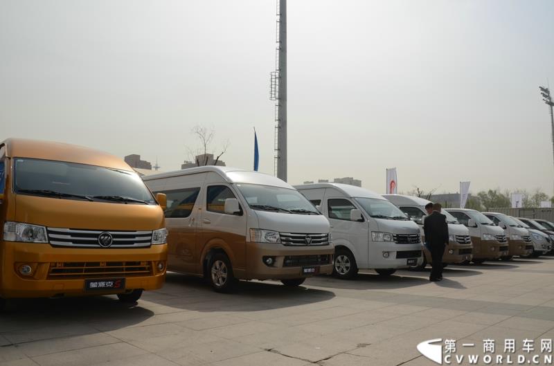 3月29日，由中国汽车联合会主办、江苏省汽车摩托车运动联合会承办的“图雅诺杯”-2015（第七届）福田奥铃中国勒芒轻卡耐力赛，在北京五棵松体育场隆重启动，这是原福田奥铃事业本部与原福田商务汽车事业本部整合为福田轻型商用车事业本部（LCV）之后的第一次集中亮相，也是中国轻卡第一赛事的再度续写。图为福田蒙派克和福田G7 