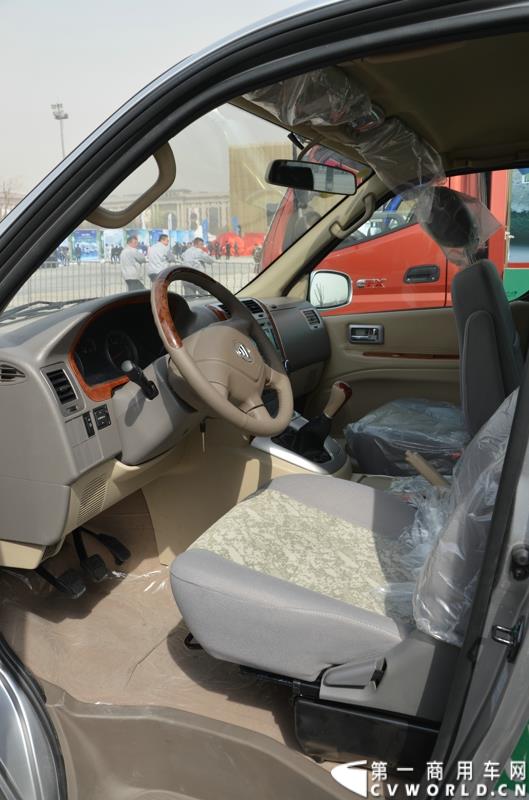 3月29日，由中国汽车联合会主办、江苏省汽车摩托车运动联合会承办的“图雅诺杯”-2015（第七届）福田奥铃中国勒芒轻卡耐力赛，在北京五棵松体育场隆重启动，这是原福田奥铃事业本部与原福田商务汽车事业本部整合为福田轻型商用车事业本部（LCV）之后的第一次集中亮相，也是中国轻卡第一赛事的再度续写。图为蒙派克E 