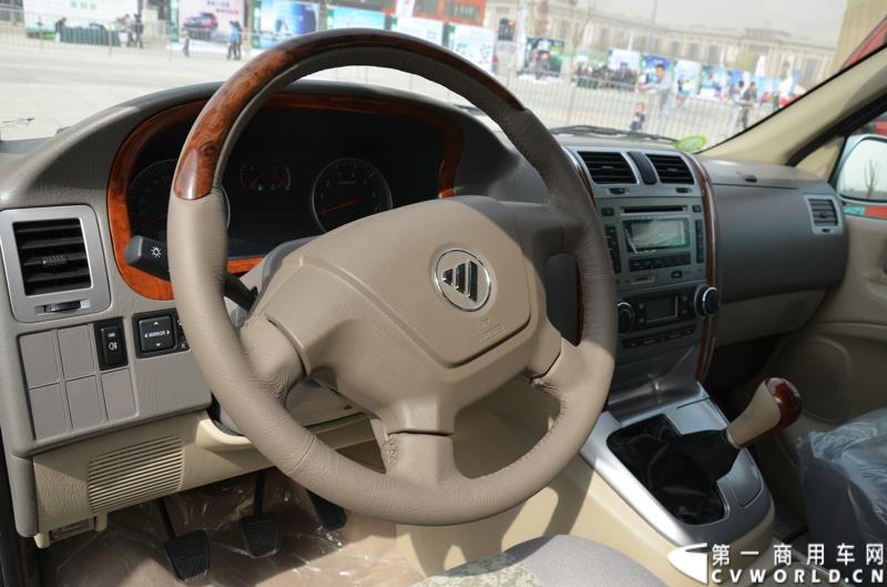 3月29日，由中国汽车联合会主办、江苏省汽车摩托车运动联合会承办的“图雅诺杯”-2015（第七届）福田奥铃中国勒芒轻卡耐力赛，在北京五棵松体育场隆重启动，这是原福田奥铃事业本部与原福田商务汽车事业本部整合为福田轻型商用车事业本部（LCV）之后的第一次集中亮相，也是中国轻卡第一赛事的再度续写。图为蒙派克E 