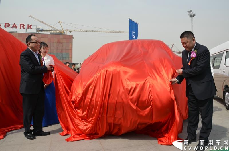 3月29日，由中国汽车联合会主办、江苏省汽车摩托车运动联合会承办的“图雅诺杯”-2015（第七届）福田奥铃中国勒芒轻卡耐力赛，在北京五棵松体育场隆重启动，这是原福田奥铃事业本部与原福田商务汽车事业本部整合为福田轻型商用车事业本部（LCV）之后的第一次集中亮相，也是中国轻卡第一赛事的再度续写。图为蒙派克E APEC版揭幕 