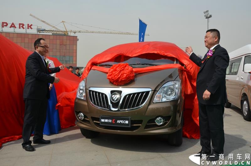 3月29日，由中国汽车联合会主办、江苏省汽车摩托车运动联合会承办的“图雅诺杯”-2015（第七届）福田奥铃中国勒芒轻卡耐力赛，在北京五棵松体育场隆重启动，这是原福田奥铃事业本部与原福田商务汽车事业本部整合为福田轻型商用车事业本部（LCV）之后的第一次集中亮相，也是中国轻卡第一赛事的再度续写。图为蒙派克E APEC版揭幕 