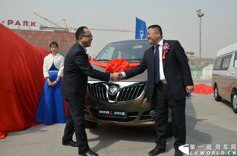 3月29日，由中国汽车联合会主办、江苏省汽车摩托车运动联合会承办的“图雅诺杯”-2015（第七届）福田奥铃中国勒芒轻卡耐力赛，在北京五棵松体育场隆重启动，这是原福田奥铃事业本部与原福田商务汽车事业本部整合为福田轻型商用车事业本部（LCV）之后的第一次集中亮相，也是中国轻卡第一赛事的再度续写。图为蒙派克E APEC版揭幕 