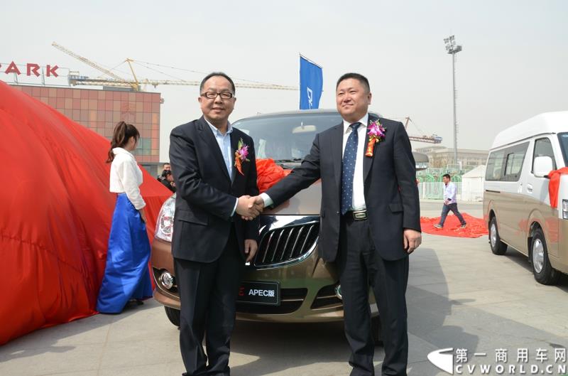 3月29日，由中国汽车联合会主办、江苏省汽车摩托车运动联合会承办的“图雅诺杯”-2015（第七届）福田奥铃中国勒芒轻卡耐力赛，在北京五棵松体育场隆重启动，这是原福田奥铃事业本部与原福田商务汽车事业本部整合为福田轻型商用车事业本部（LCV）之后的第一次集中亮相，也是中国轻卡第一赛事的再度续写。图为蒙派克E APEC版揭幕 