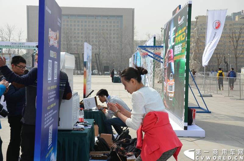 3月29日，由中国汽车联合会主办、江苏省汽车摩托车运动联合会承办的“图雅诺杯”-2015（第七届）福田奥铃中国勒芒轻卡耐力赛，在北京五棵松体育场隆重启动，这是原福田奥铃事业本部与原福田商务汽车事业本部整合为福田轻型商用车事业本部（LCV）之后的第一次集中亮相，也是中国轻卡第一赛事的再度续写。图为现场互动活动 