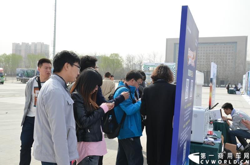 3月29日，由中国汽车联合会主办、江苏省汽车摩托车运动联合会承办的“图雅诺杯”-2015（第七届）福田奥铃中国勒芒轻卡耐力赛，在北京五棵松体育场隆重启动，这是原福田奥铃事业本部与原福田商务汽车事业本部整合为福田轻型商用车事业本部（LCV）之后的第一次集中亮相，也是中国轻卡第一赛事的再度续写。图为现场互动活动 