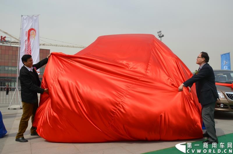 3月29日，由中国汽车联合会主办、江苏省汽车摩托车运动联合会承办的“图雅诺杯”-2015（第七届）福田奥铃中国勒芒轻卡耐力赛，在北京五棵松体育场隆重启动，这是原福田奥铃事业本部与原福田商务汽车事业本部整合为福田轻型商用车事业本部（LCV）之后的第一次集中亮相，也是中国轻卡第一赛事的再度续写。图为赛事指定用车揭幕 