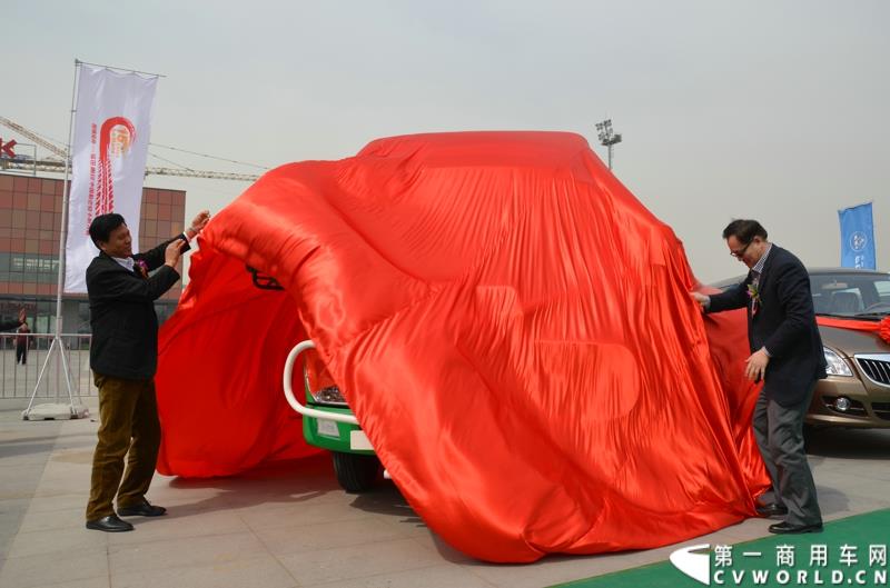 3月29日，由中国汽车联合会主办、江苏省汽车摩托车运动联合会承办的“图雅诺杯”-2015（第七届）福田奥铃中国勒芒轻卡耐力赛，在北京五棵松体育场隆重启动，这是原福田奥铃事业本部与原福田商务汽车事业本部整合为福田轻型商用车事业本部（LCV）之后的第一次集中亮相，也是中国轻卡第一赛事的再度续写。图为赛事指定用车揭幕 