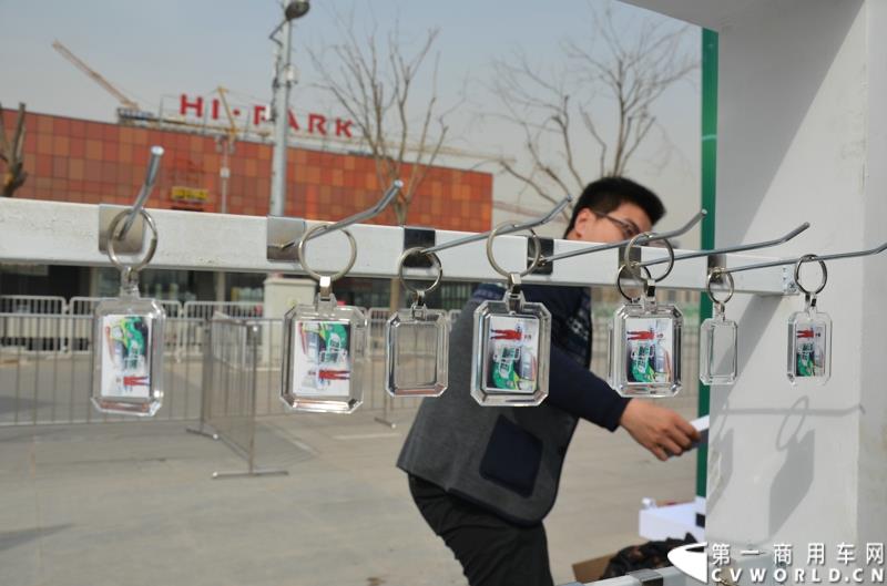 3月29日，由中国汽车联合会主办、江苏省汽车摩托车运动联合会承办的“图雅诺杯”-2015（第七届）福田奥铃中国勒芒轻卡耐力赛，在北京五棵松体育场隆重启动，这是原福田奥铃事业本部与原福田商务汽车事业本部整合为福田轻型商用车事业本部（LCV）之后的第一次集中亮相，也是中国轻卡第一赛事的再度续写。图为现场互动活动之自制钥匙扣