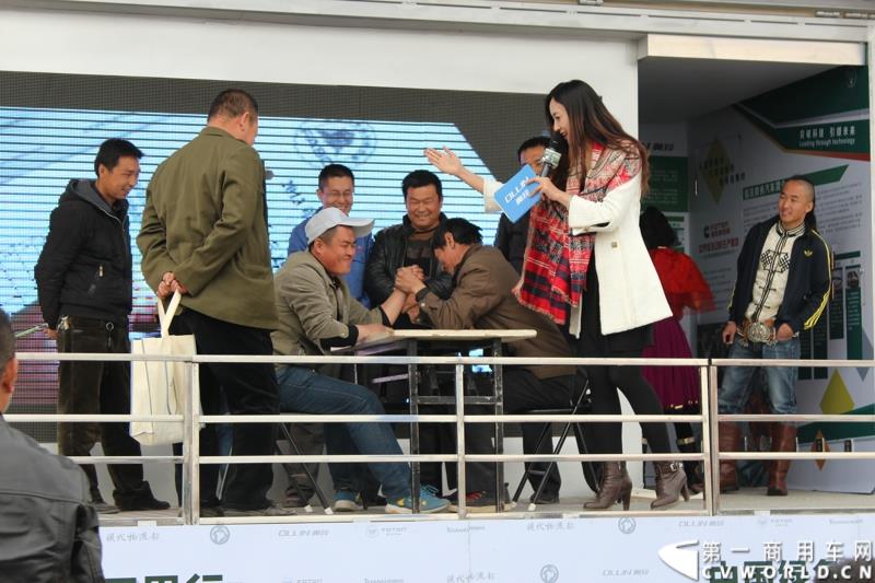 4月10日下午，“科技奥铃 绿动中国 福田汽车奥铃品牌国四轻卡品鉴会”活动在呼和浩特市超然奥铃4S店举行。图为福田奥铃“中国绿色物流万里行暨福田奥铃&图雅诺2015品质体验万里行”大蓬车巡展活动现场 