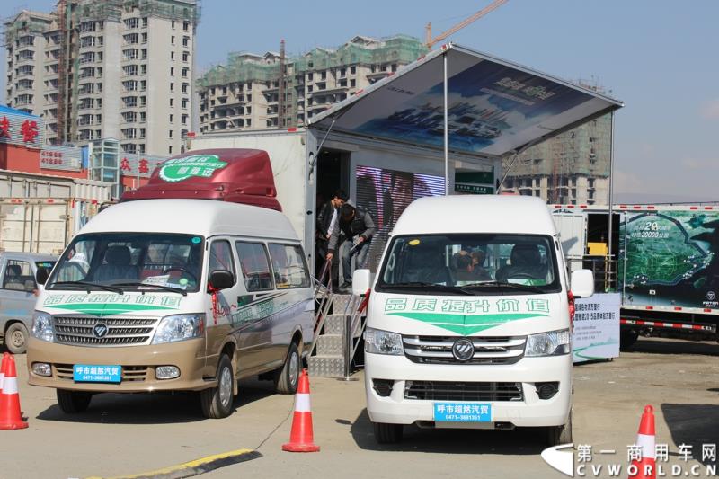 4月10日下午，“科技奥铃 绿动中国 福田汽车奥铃品牌国四轻卡品鉴会”活动在呼和浩特市超然奥铃4S店举行。图为福田奥铃“中国绿色物流万里行暨福田奥铃&图雅诺2015品质体验万里行”大蓬车巡展活动现场 