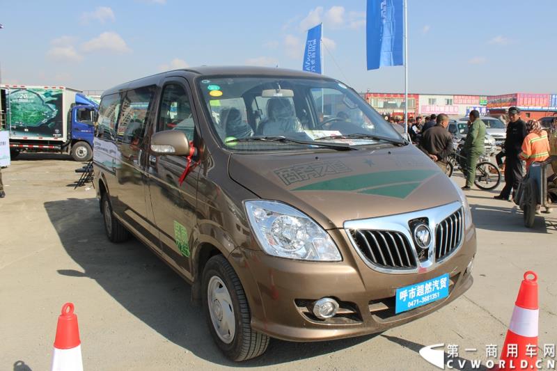 4月10日下午，“科技奥铃 绿动中国 福田汽车奥铃品牌国四轻卡品鉴会”活动在呼和浩特市超然奥铃4S店举行。图为福田奥铃“中国绿色物流万里行暨福田奥铃&图雅诺2015品质体验万里行”大蓬车巡展活动现场 