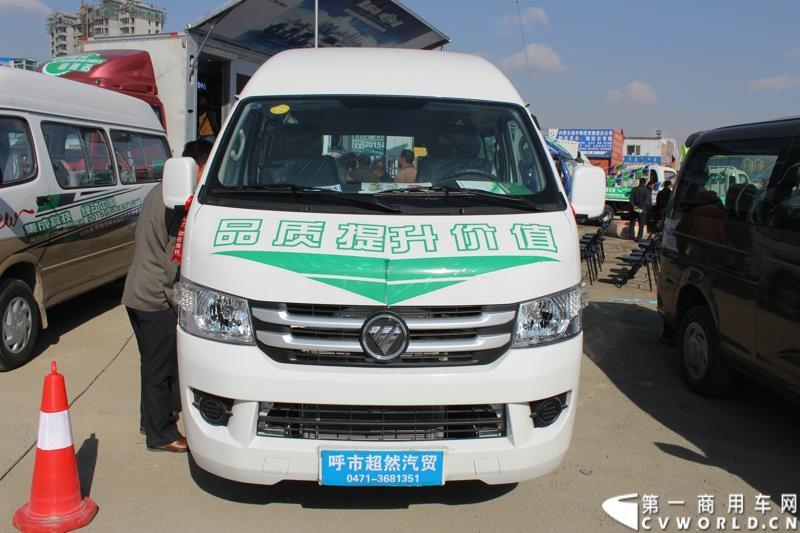 4月10日下午，“科技奥铃 绿动中国 福田汽车奥铃品牌国四轻卡品鉴会”活动在呼和浩特市超然奥铃4S店举行。图为福田奥铃“中国绿色物流万里行暨福田奥铃&图雅诺2015品质体验万里行”大蓬车巡展活动现场 