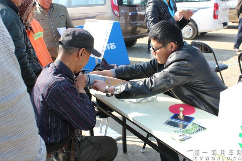 4月10日下午，“科技奥铃 绿动中国 福田汽车奥铃品牌国四轻卡品鉴会”活动在呼和浩特市超然奥铃4S店举行。图为福田奥铃“中国绿色物流万里行暨福田奥铃&图雅诺2015品质体验万里行”大蓬车巡展活动现场 