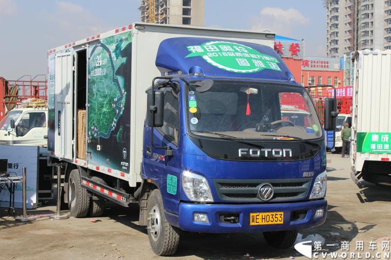 4月10日下午，“科技奥铃 绿动中国 福田汽车奥铃品牌国四轻卡品鉴会”活动在呼和浩特市超然奥铃4S店举行。图为福田奥铃“中国绿色物流万里行暨福田奥铃&图雅诺2015品质体验万里行”大蓬车巡展活动现场 