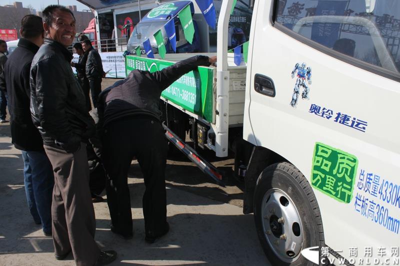 4月10日下午，“科技奥铃 绿动中国 福田汽车奥铃品牌国四轻卡品鉴会”活动在呼和浩特市超然奥铃4S店举行。图为福田奥铃“中国绿色物流万里行暨福田奥铃&图雅诺2015品质体验万里行”大蓬车巡展活动现场 