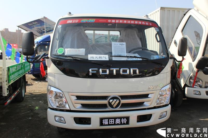 4月10日下午，“科技奥铃 绿动中国 福田汽车奥铃品牌国四轻卡品鉴会”活动在呼和浩特市超然奥铃4S店举行。图为福田奥铃“中国绿色物流万里行暨福田奥铃&图雅诺2015品质体验万里行”大蓬车巡展活动现场 