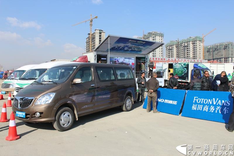 4月10日下午，“科技奥铃 绿动中国 福田汽车奥铃品牌国四轻卡品鉴会”活动在呼和浩特市超然奥铃4S店举行。图为福田奥铃“中国绿色物流万里行暨福田奥铃&图雅诺2015品质体验万里行”大蓬车巡展活动现场 