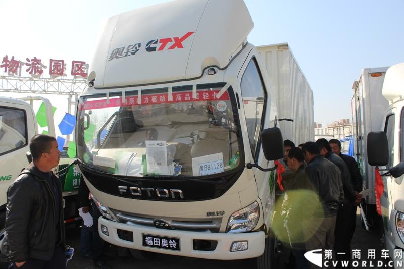 4月10日下午，“科技奥铃 绿动中国 福田汽车奥铃品牌国四轻卡品鉴会”活动在呼和浩特市超然奥铃4S店举行。图为福田奥铃“中国绿色物流万里行暨福田奥铃&图雅诺2015品质体验万里行”大蓬车巡展活动现场 