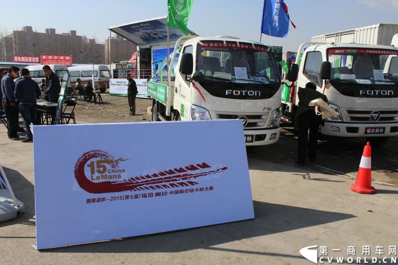 4月10日下午，“科技奥铃 绿动中国 福田汽车奥铃品牌国四轻卡品鉴会”活动在呼和浩特市超然奥铃4S店举行。图为福田奥铃“中国绿色物流万里行暨福田奥铃&图雅诺2015品质体验万里行”大蓬车巡展活动现场 
