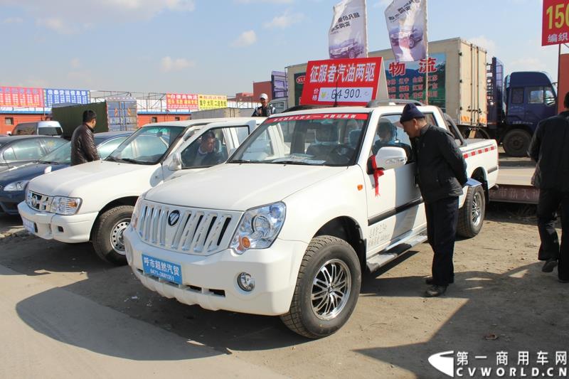 4月10日下午，“科技奥铃 绿动中国 福田汽车奥铃品牌国四轻卡品鉴会”活动在呼和浩特市超然奥铃4S店举行。图为福田奥铃“中国绿色物流万里行暨福田奥铃&图雅诺2015品质体验万里行”大蓬车巡展活动现场 