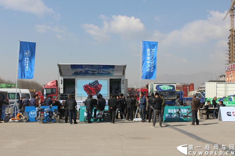 4月10日下午，“科技奥铃 绿动中国 福田汽车奥铃品牌国四轻卡品鉴会”活动在呼和浩特市超然奥铃4S店举行。图为福田奥铃“中国绿色物流万里行暨福田奥铃&图雅诺2015品质体验万里行”大蓬车巡展活动现场 