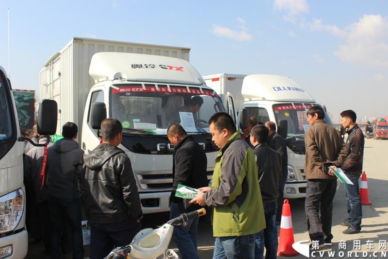 4月10日下午，“科技奥铃 绿动中国 福田汽车奥铃品牌国四轻卡品鉴会”活动在呼和浩特市超然奥铃4S店举行。图为福田奥铃“中国绿色物流万里行暨福田奥铃&图雅诺2015品质体验万里行”大蓬车巡展活动现场 