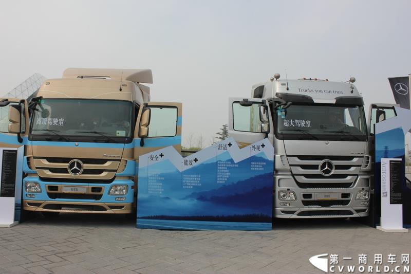 4月10日，梅赛德斯-奔驰牵引车T.C.O.运盈智汇升级品鉴会暨国五产品发布仪式在北京隆重举行，该活动的启幕，标志着T.C.O.运盈智汇于2015年正式推出全面升级版。符合国五排放标准的BlueTec 5版Actros也在活动现场亮相。图为奔驰BlueTec 5版Actros精英版和旗舰版