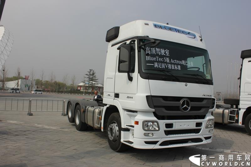 4月10日，梅赛德斯-奔驰牵引车T.C.O.运盈智汇升级品鉴会暨国五产品发布仪式在北京隆重举行，该活动的启幕，标志着T.C.O.运盈智汇于2015年正式推出全面升级版。符合国五排放标准的BlueTec 5版Actros也在活动现场亮相。图为符合国五排放标准的BlueTec 5版Actros 