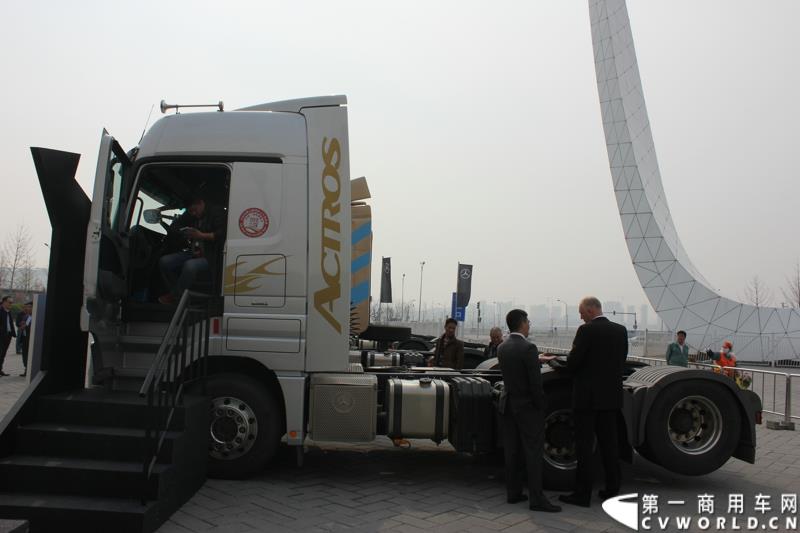 4月10日，梅赛德斯-奔驰牵引车T.C.O.运盈智汇升级品鉴会暨国五产品发布仪式在北京隆重举行，该活动的启幕，标志着T.C.O.运盈智汇于2015年正式推出全面升级版。符合国五排放标准的BlueTec 5版Actros也在活动现场亮相。图为符合国五排放标准的BlueTec 5版Actros 