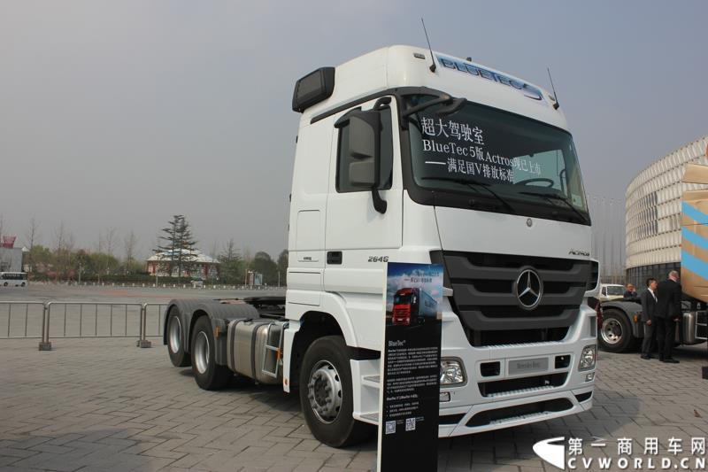 4月10日，梅赛德斯-奔驰牵引车T.C.O.运盈智汇升级品鉴会暨国五产品发布仪式在北京隆重举行，该活动的启幕，标志着T.C.O.运盈智汇于2015年正式推出全面升级版。符合国五排放标准的BlueTec 5版Actros也在活动现场亮相。图为符合国五排放标准的BlueTec 5版Actros 