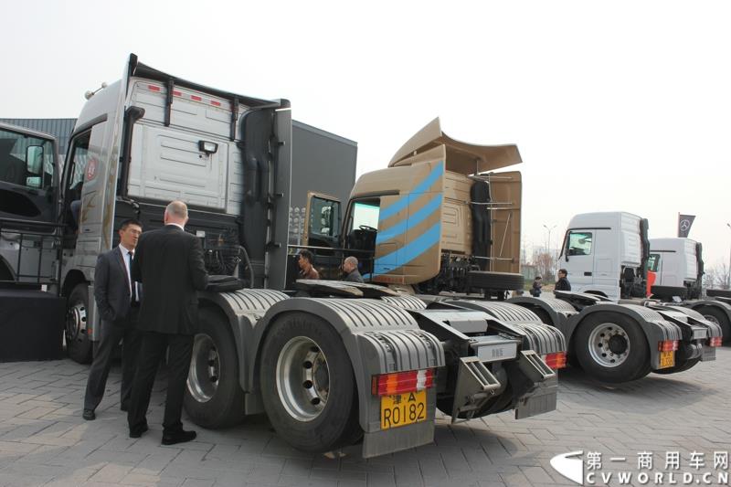4月10日，梅赛德斯-奔驰牵引车T.C.O.运盈智汇升级品鉴会暨国五产品发布仪式在北京隆重举行，该活动的启幕，标志着T.C.O.运盈智汇于2015年正式推出全面升级版。符合国五排放标准的BlueTec 5版Actros也在活动现场亮相。图为符合国五排放标准的BlueTec 5版Actros 