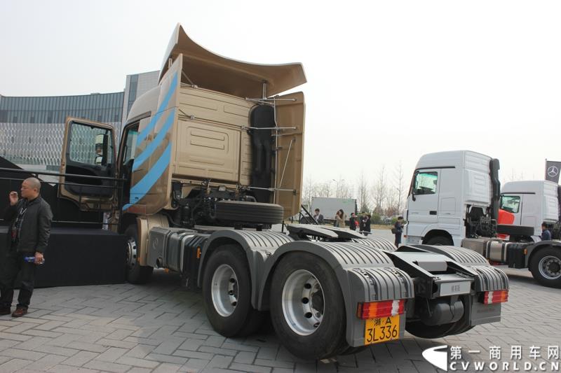 4月10日，梅赛德斯-奔驰牵引车T.C.O.运盈智汇升级品鉴会暨国五产品发布仪式在北京隆重举行，该活动的启幕，标志着T.C.O.运盈智汇于2015年正式推出全面升级版。符合国五排放标准的BlueTec 5版Actros也在活动现场亮相。图为符合国五排放标准的BlueTec 5版Actros 
