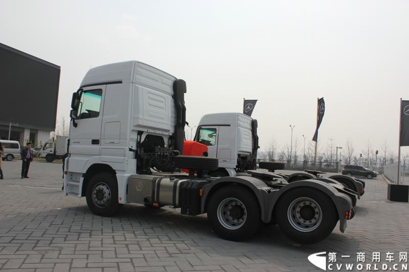 4月10日，梅赛德斯-奔驰牵引车T.C.O.运盈智汇升级品鉴会暨国五产品发布仪式在北京隆重举行，该活动的启幕，标志着T.C.O.运盈智汇于2015年正式推出全面升级版。符合国五排放标准的BlueTec 5版Actros也在活动现场亮相。图为符合国五排放标准的BlueTec 5版Actros 