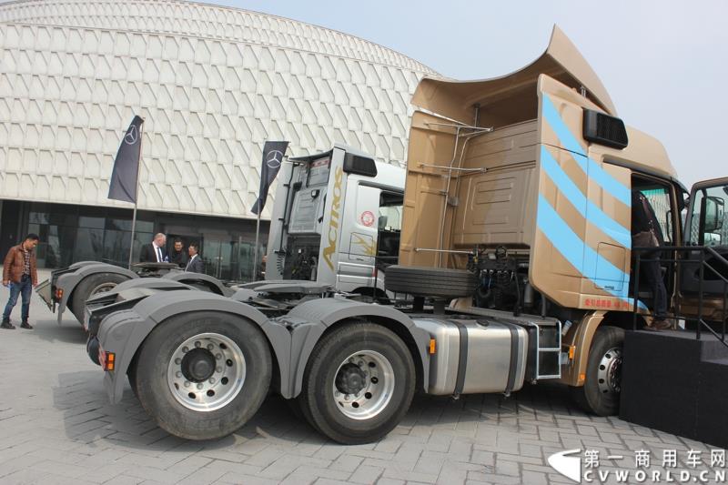 4月10日，梅赛德斯-奔驰牵引车T.C.O.运盈智汇升级品鉴会暨国五产品发布仪式在北京隆重举行，该活动的启幕，标志着T.C.O.运盈智汇于2015年正式推出全面升级版。符合国五排放标准的BlueTec 5版Actros也在活动现场亮相。图为符合国五排放标准的BlueTec 5版Actros 