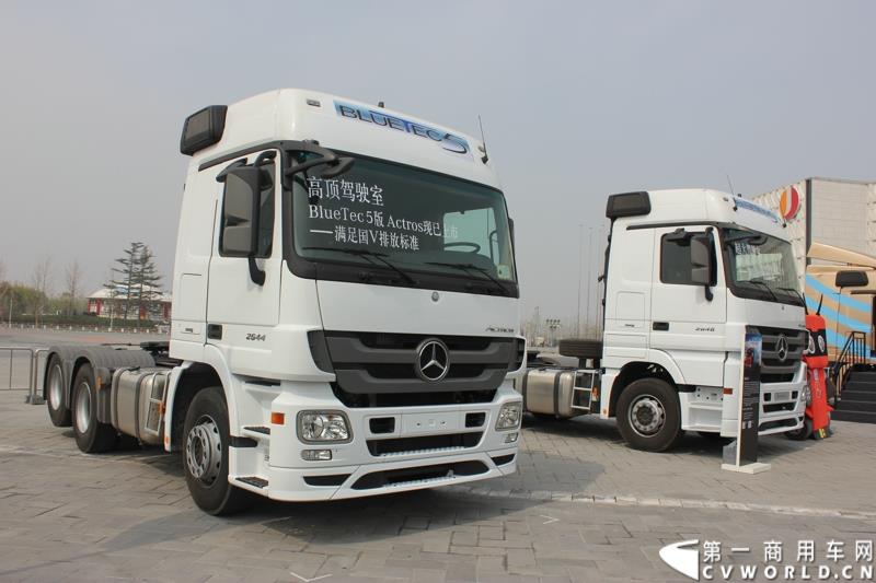 4月10日，梅赛德斯-奔驰牵引车T.C.O.运盈智汇升级品鉴会暨国五产品发布仪式在北京隆重举行，该活动的启幕，标志着T.C.O.运盈智汇于2015年正式推出全面升级版。符合国五排放标准的BlueTec 5版Actros也在活动现场亮相。图为符合国五排放标准的BlueTec 5版Actros 