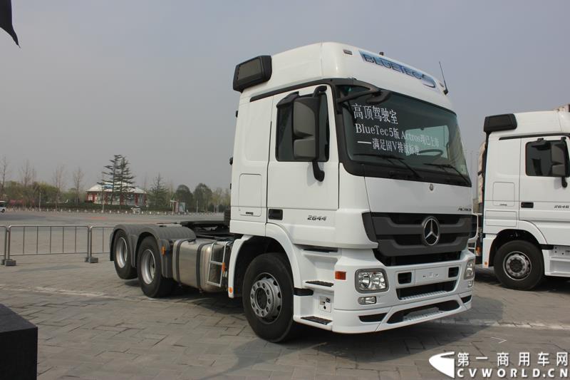 4月10日，梅赛德斯-奔驰牵引车T.C.O.运盈智汇升级品鉴会暨国五产品发布仪式在北京隆重举行，该活动的启幕，标志着T.C.O.运盈智汇于2015年正式推出全面升级版。符合国五排放标准的BlueTec 5版Actros也在活动现场亮相。图为符合国五排放标准的BlueTec 5版Actros 