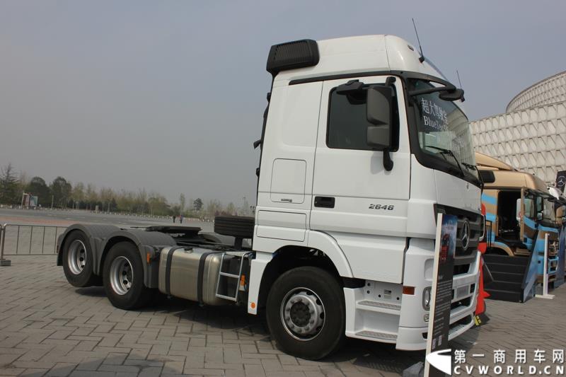 4月10日，梅赛德斯-奔驰牵引车T.C.O.运盈智汇升级品鉴会暨国五产品发布仪式在北京隆重举行，该活动的启幕，标志着T.C.O.运盈智汇于2015年正式推出全面升级版。符合国五排放标准的BlueTec 5版Actros也在活动现场亮相。图为符合国五排放标准的BlueTec 5版Actros 