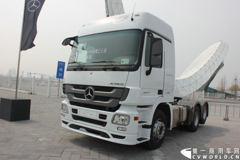 4月10日，梅赛德斯-奔驰牵引车T.C.O.运盈智汇升级品鉴会暨国五产品发布仪式在北京隆重举行，该活动的启幕，标志着T.C.O.运盈智汇于2015年正式推出全面升级版。符合国五排放标准的BlueTec 5版Actros也在活动现场亮相。图为符合国五排放标准的BlueTec 5版Actros 
