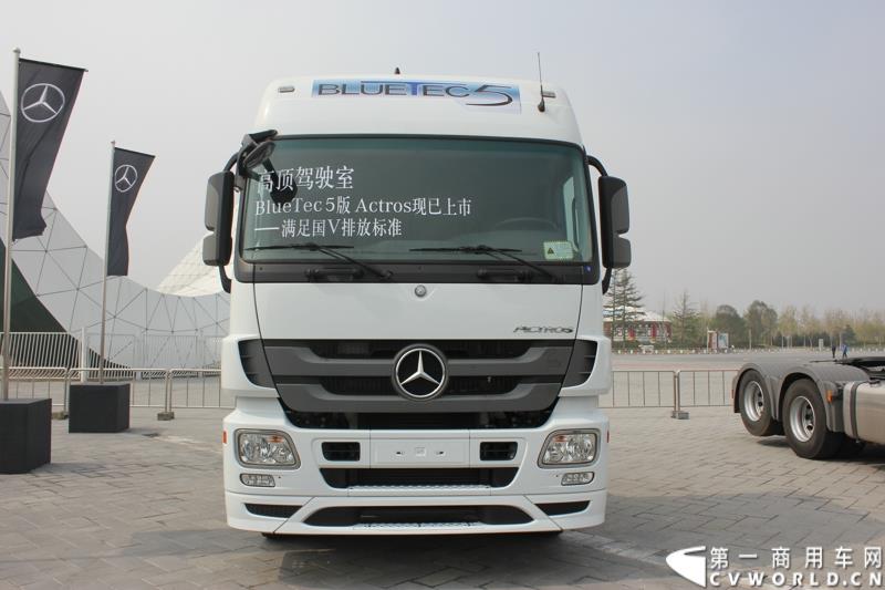 4月10日，梅赛德斯-奔驰牵引车T.C.O.运盈智汇升级品鉴会暨国五产品发布仪式在北京隆重举行，该活动的启幕，标志着T.C.O.运盈智汇于2015年正式推出全面升级版。符合国五排放标准的BlueTec 5版Actros也在活动现场亮相。图为符合国五排放标准的BlueTec 5版Actros 