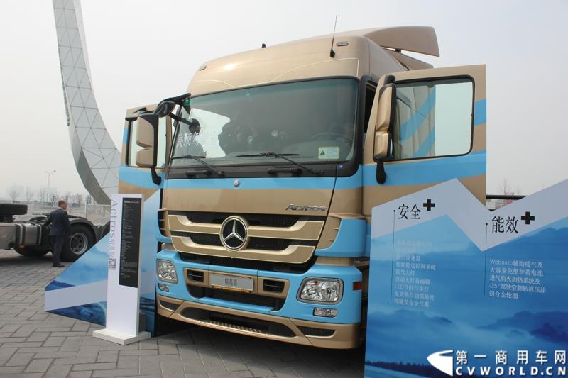 4月10日，梅赛德斯-奔驰牵引车T.C.O.运盈智汇升级品鉴会暨国五产品发布仪式在北京隆重举行，该活动的启幕，标志着T.C.O.运盈智汇于2015年正式推出全面升级版。符合国五排放标准的BlueTec 5版Actros也在活动现场亮相。图为符合国五排放标准的BlueTec 5版Actros精英版