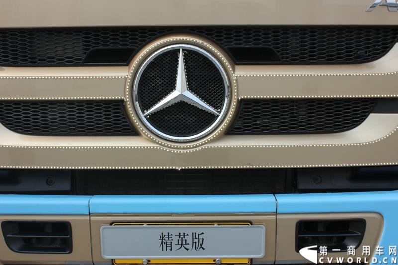 4月10日，梅赛德斯-奔驰牵引车T.C.O.运盈智汇升级品鉴会暨国五产品发布仪式在北京隆重举行，该活动的启幕，标志着T.C.O.运盈智汇于2015年正式推出全面升级版。符合国五排放标准的BlueTec 5版Actros也在活动现场亮相。图为符合国五排放标准的BlueTec 5版Actros精英版