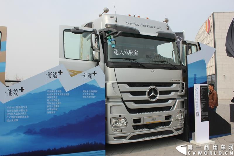 4月10日，梅赛德斯-奔驰牵引车T.C.O.运盈智汇升级品鉴会暨国五产品发布仪式在北京隆重举行，该活动的启幕，标志着T.C.O.运盈智汇于2015年正式推出全面升级版。符合国五排放标准的BlueTec 5版Actros也在活动现场亮相。图为符合国五排放标准的BlueTec 5版Actros精英版