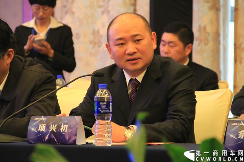 第十六届上海国际车展召开在即，围绕着车展的舆情战役已提前打响。4月12日，江淮轻型商用车在合肥先行举办2015年上海车展媒体交流会，发布轻型商用车全系产品及技术规划，展示了其强大的产品实力及先进的技术储备。图为江淮汽车总经理项兴初接受记者采访