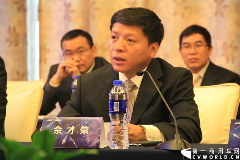 第十六届上海国际车展召开在即，围绕着车展的舆情战役已提前打响。4月12日，江淮轻型商用车在合肥先行举办2015年上海车展媒体交流会，发布轻型商用车全系产品及技术规划，展示了其强大的产品实力及先进的技术储备。图为江淮汽车副总经理、国际公司总经理佘才荣致辞