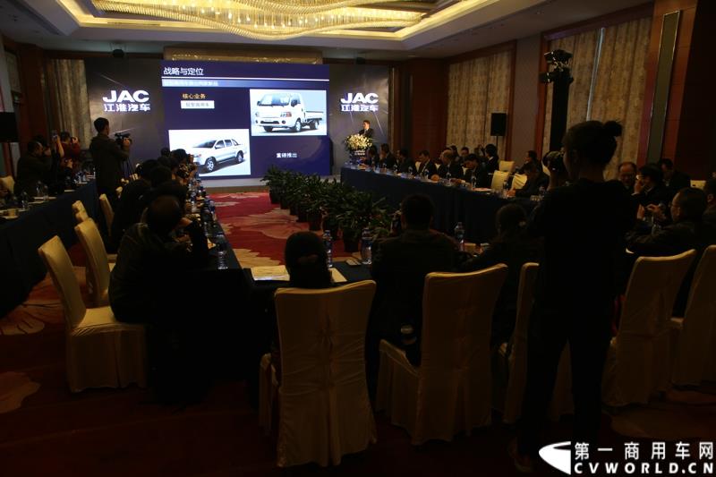 第十六届上海国际车展召开在即，围绕着车展的舆情战役已提前打响。4月12日，江淮轻型商用车在合肥先行举办2015年上海车展媒体交流会，发布轻型商用车全系产品及技术规划，展示了其强大的产品实力及先进的技术储备。图为品牌日活动现场 