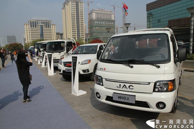 第十六届上海国际车展召开在即，围绕着车展的舆情战役已提前打响。4月12日，江淮轻型商用车在合肥先行举办2015年上海车展媒体交流会，发布轻型商用车全系产品及技术规划，展示了其强大的产品实力及先进的技术储备。图为品牌日展车