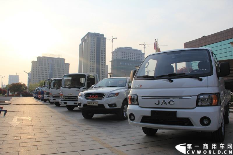 第十六届上海国际车展召开在即，围绕着车展的舆情战役已提前打响。4月12日，江淮轻型商用车在合肥先行举办2015年上海车展媒体交流会，发布轻型商用车全系产品及技术规划，展示了其强大的产品实力及先进的技术储备。图为品牌日展车